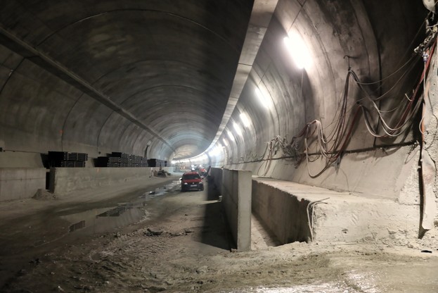 Minister Andrzej Adamczyk na budowie tunelu zakopianki