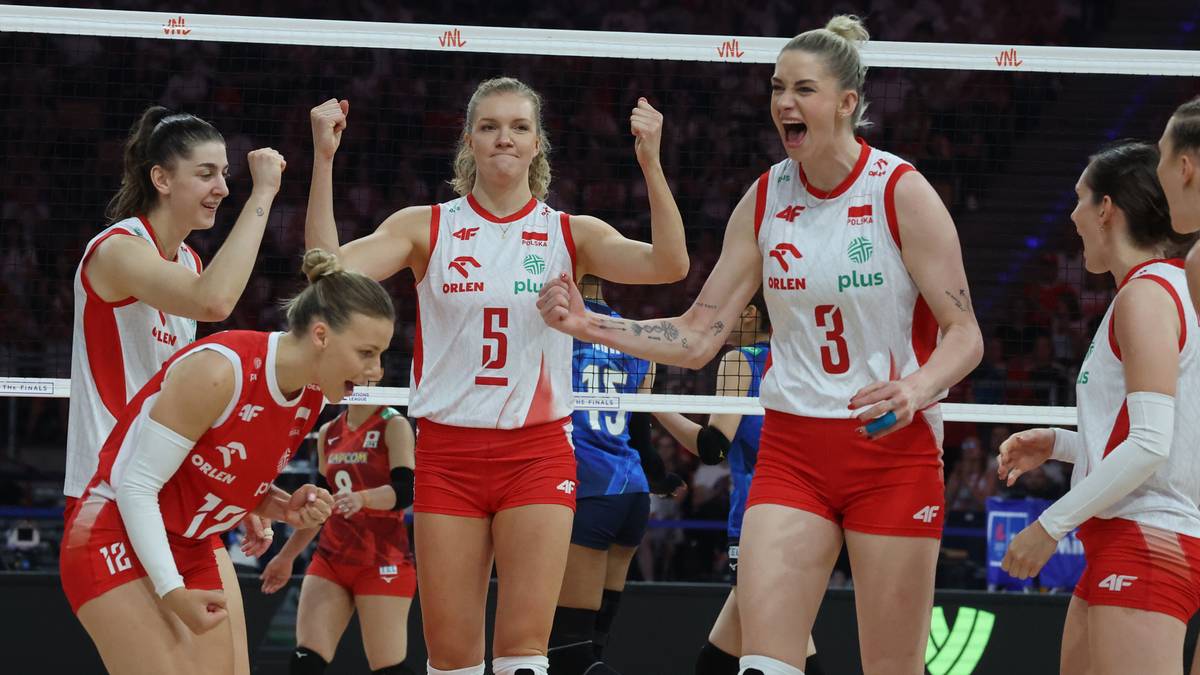 Grupa polskich siatkarek cieszy się ze zwycięstwa, trzymając się za ramiona i uniesione ręce. Mają na sobie biało-czerwone stroje sportowe.