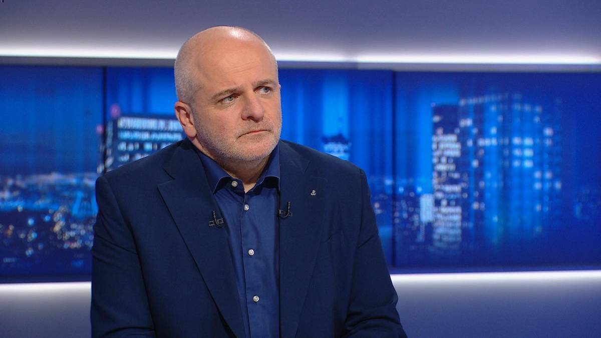 Mężczyzna w marynarce, poseł Marcin Warchoł, w studiu telewizyjnym.