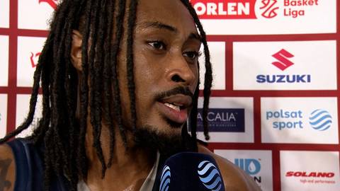 Landrius Horton, koszykarz, udziela wywiadu przed ścianką sponsorską z logo "Basket Liga".