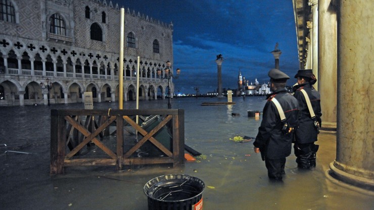Mieszkańcy zalanej Wenecji po kolana w wodzie. Nie żyją dwie osoby [WIDEO]