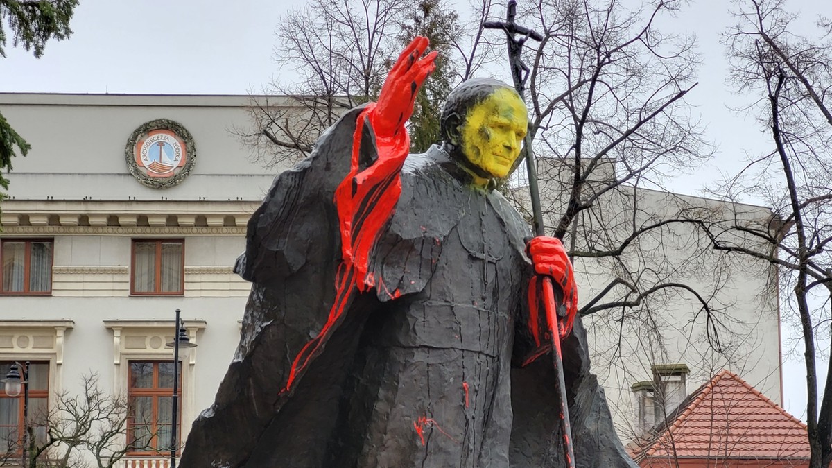 Łódź: Zdewastowany pomnik Jana Pawła II. Sprawca zatrzymany