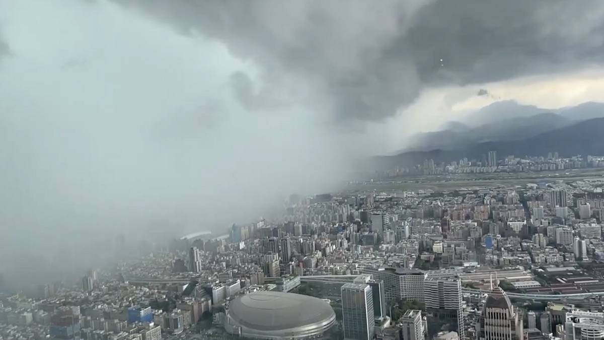 Nadciągnęła nad miasto. Pochłaniała budynki i ulice