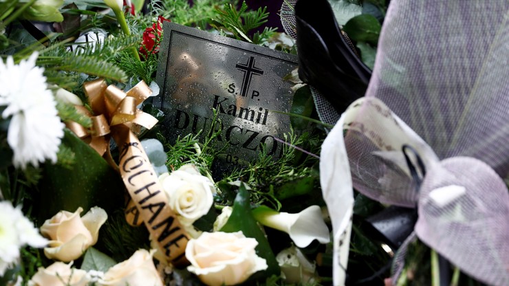 Kamil Durczok spoczął na cmentarzu w Katowicach. Pogrzeb dziennikarza