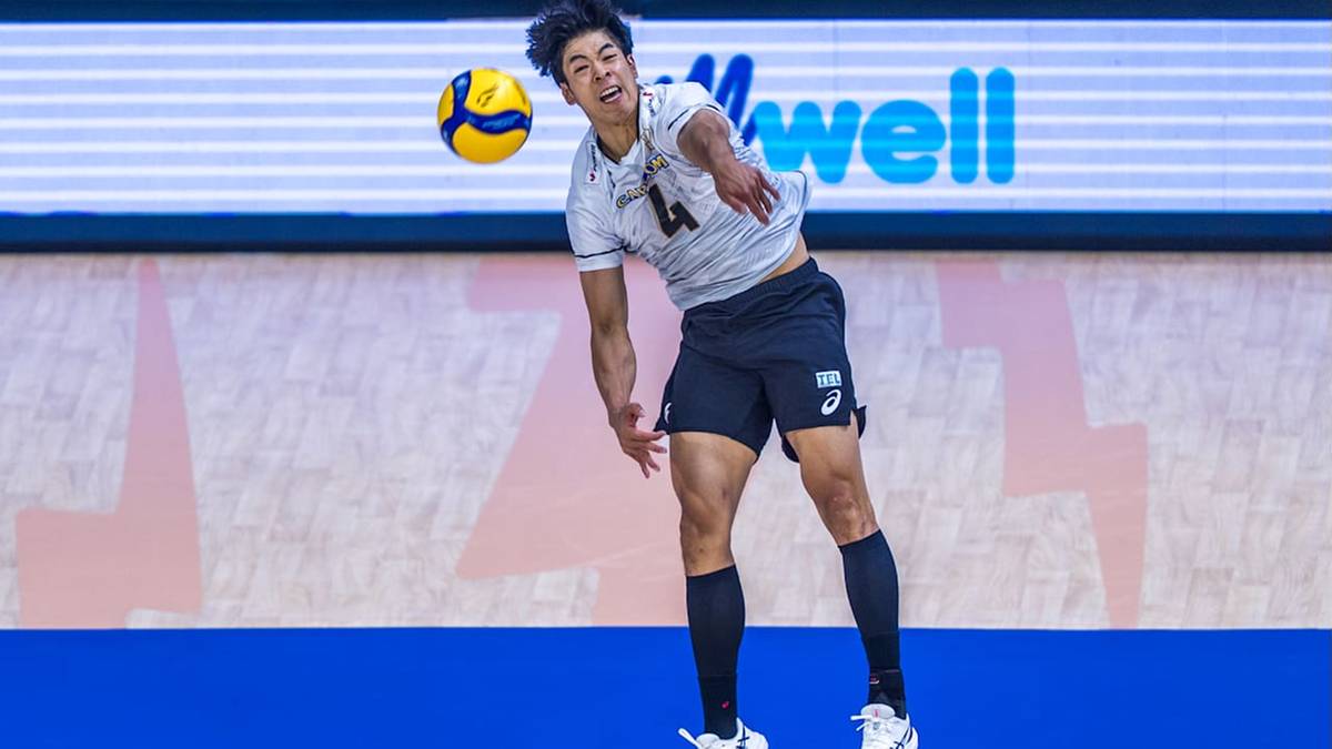 Siatkarz z Japonii wykonuje zagrywkę w meczu.