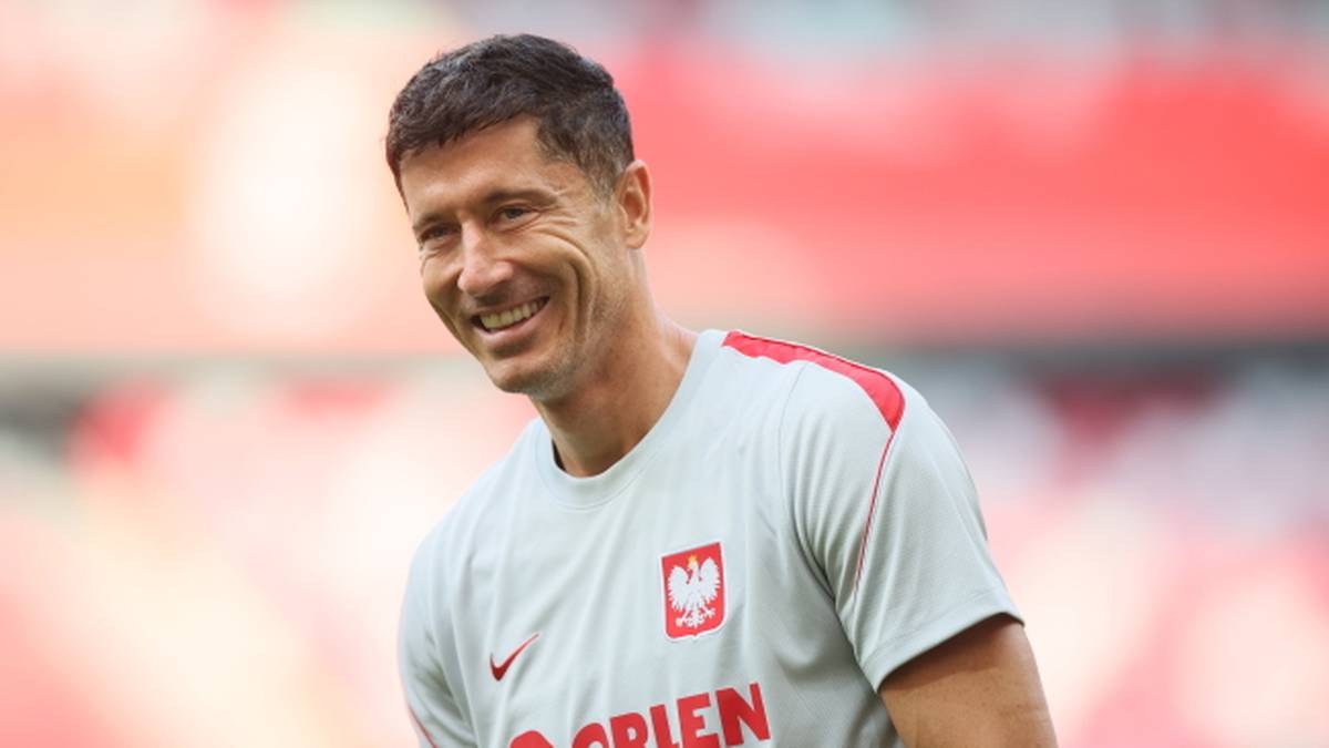 Robert Lewandowski w koszulce reprezentacji Polski.