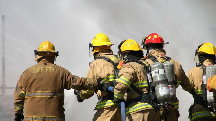 Pożar zagraża setkom domów na północ od Los Angeles. Zginął kierowca, próbujący uciec przed ogniem