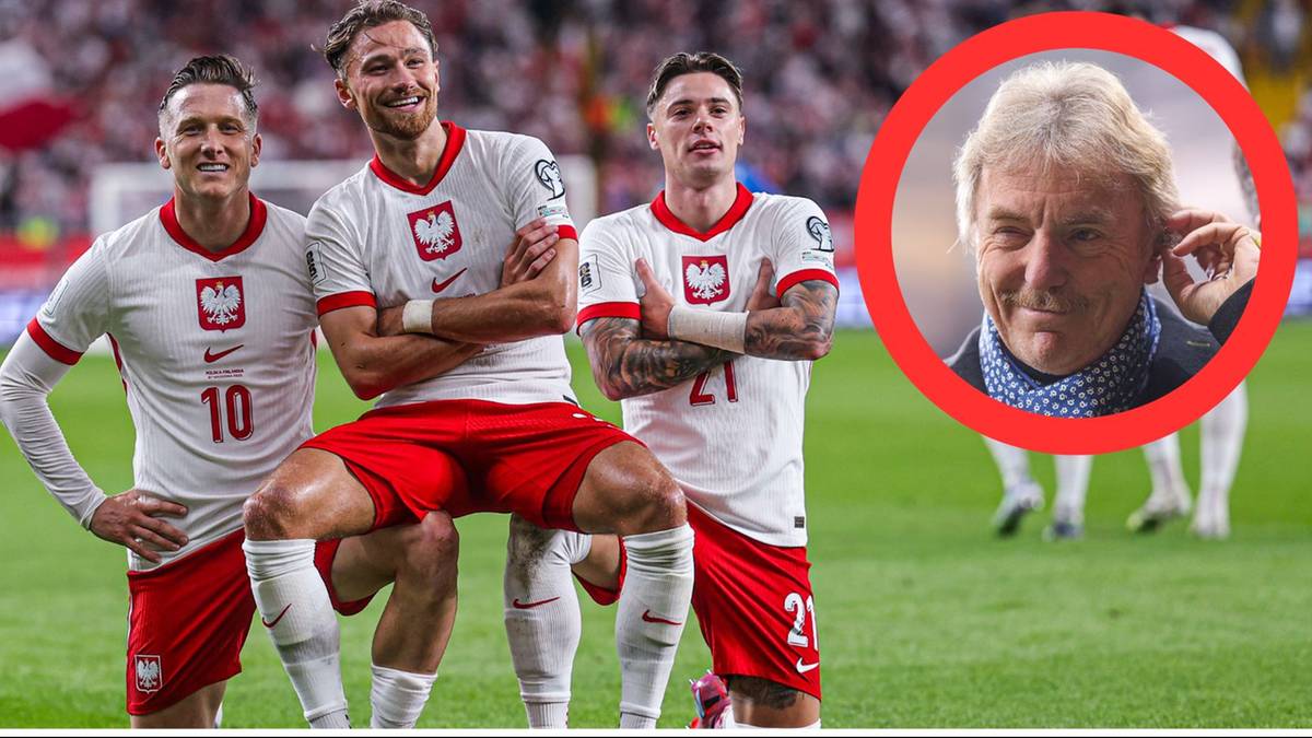 Zbigniew Boniek na pierwszym planie, z prawej strony, podczas gdy trzej piłkarze w biało-czerwonych strojach reprezentacji Polski stoją na boisku piłkarskim.