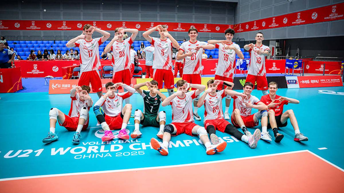 Drużyna siatkarzy Polski ubrana w białe stroje z czerwonymi elementami pozuje do zdjęcia na niebieskiej nawierzchni boiska, z napisem "U21 WORLD CHAMPIONSHIPS CHINA 2025" w tle. Zawodnicy siedzą i stoją w dwóch rzędach, wszyscy uśmiechnięci i zadowoleni.