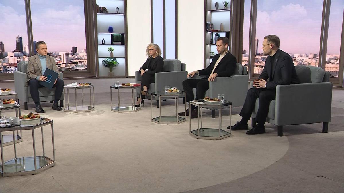 Cztery osoby siedzą w studiu telewizyjnym, dyskutując.