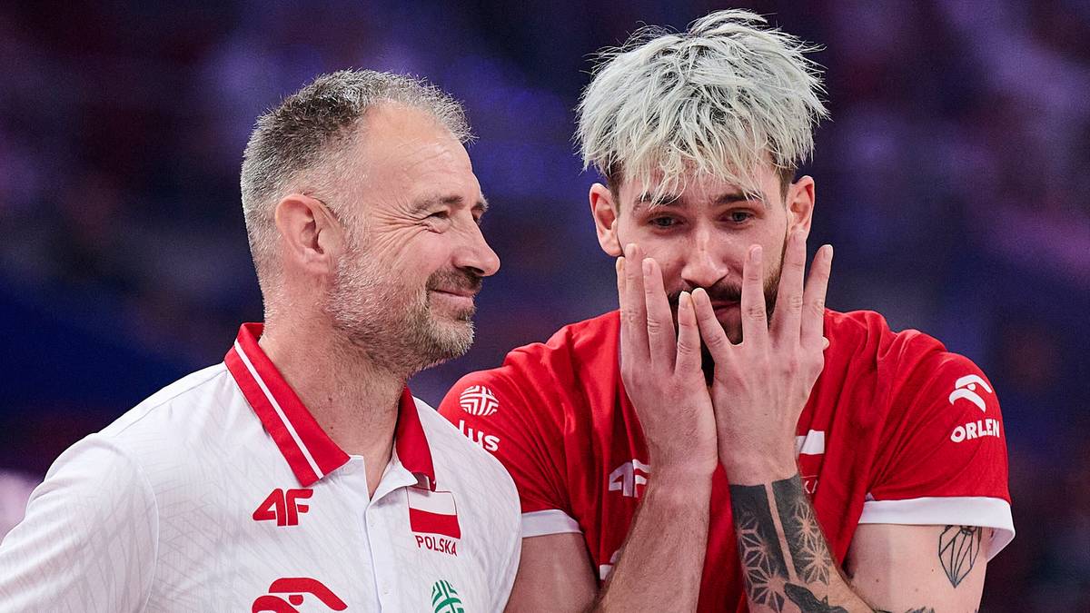 Dw&oacute;ch mężczyzn w strojach sportowych, jeden starszy uśmiechnięty, drugi młodszy z dłońmi przy twarzy.