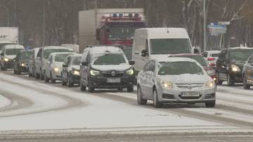 Samochody stojące w korku na zaśnieżonej drodze podczas zimy.