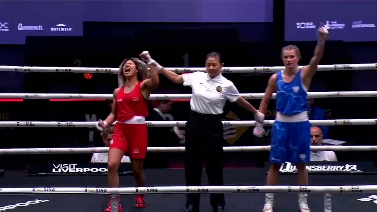 Trzy kobiety stoją na ringu bokserskim. Dwie w sportowych strojach do boksu, trzecia w stroju sędziowskim. Na twarzach widoczna euforia.