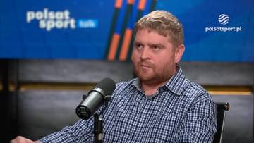 Mężczyzna w koszuli siedzi przy mikrofonie na tle logo Polsat Sport.