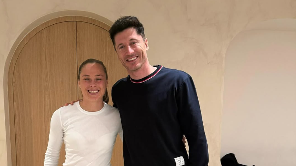 Robert Lewandowski i Iga Świątek stoją obok siebie, uśmiechnięci, pozując do zdjęcia.