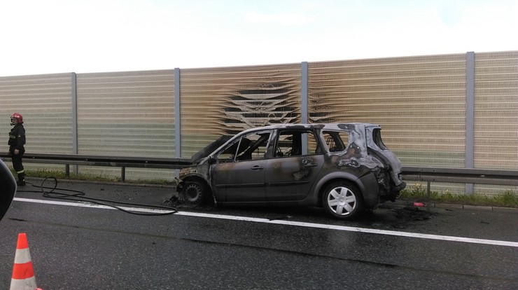 Pożar samochodu i zderzenie dwóch aut na autostradzie A4. Wypadki w Małopolsce