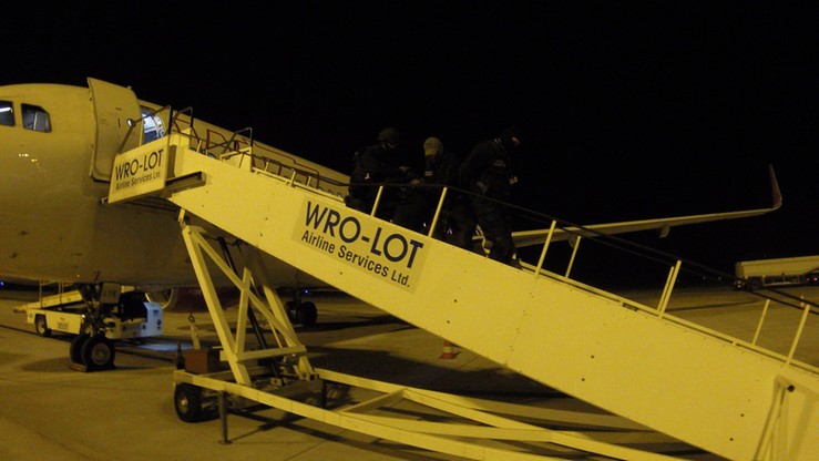 Awantura na pokładzie samolotu do Wrocławia. Pasażer wyprowadzony w kajdankach