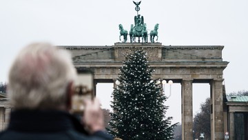 Aktywiści klimatyczni zniszczyli choinkę w Berlinie. Odcięli jej czubek