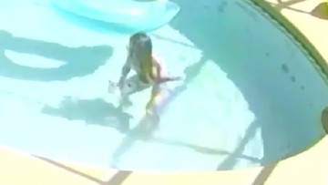 32-latka utopiła psa w basenie i chwaliła się tym w sieci. Szeryf: Odrażająca osoba