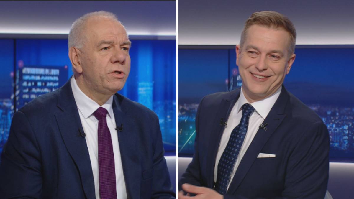 Dw&oacute;ch polityk&oacute;w w garniturach przed kamerami w studiu telewizyjnym.