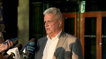 Adam Konopka wypowiada się przed mikrofonami stacji telewizyjnych.