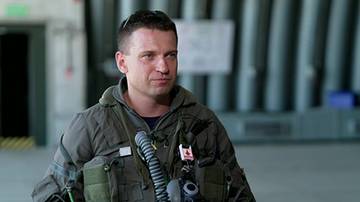 Portret mężczyzny w mundurze pilota myśliwca F-35.