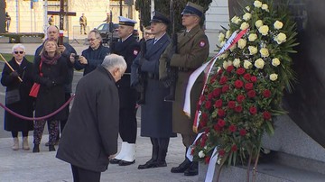 Incydent podczas miesięcznicy. Mężczyzna wszedł na Pomnik Ofiar Katastrofy Smoleńskiej