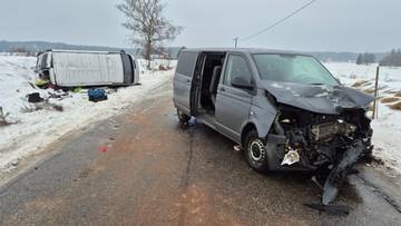 Zderzenie busów na oblodzonej drodze. Dziewięcioro rannych, w tym dzieci