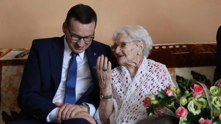 "Żartujmy, a nie chorujmy!" - premier odwiedził najdłużej żyjącą obywatelkę Polski