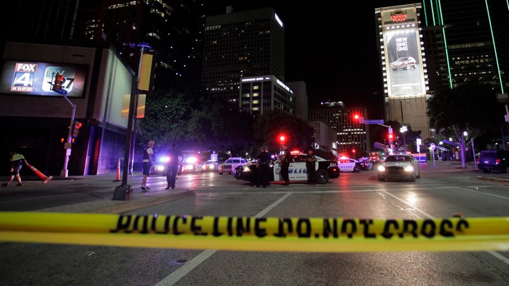 Po strzelaninie w Dallas flagi opuszczone do połowy masztów
