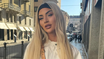 Alisha Lehmann, piłkarka, pozuje na tle budynku.