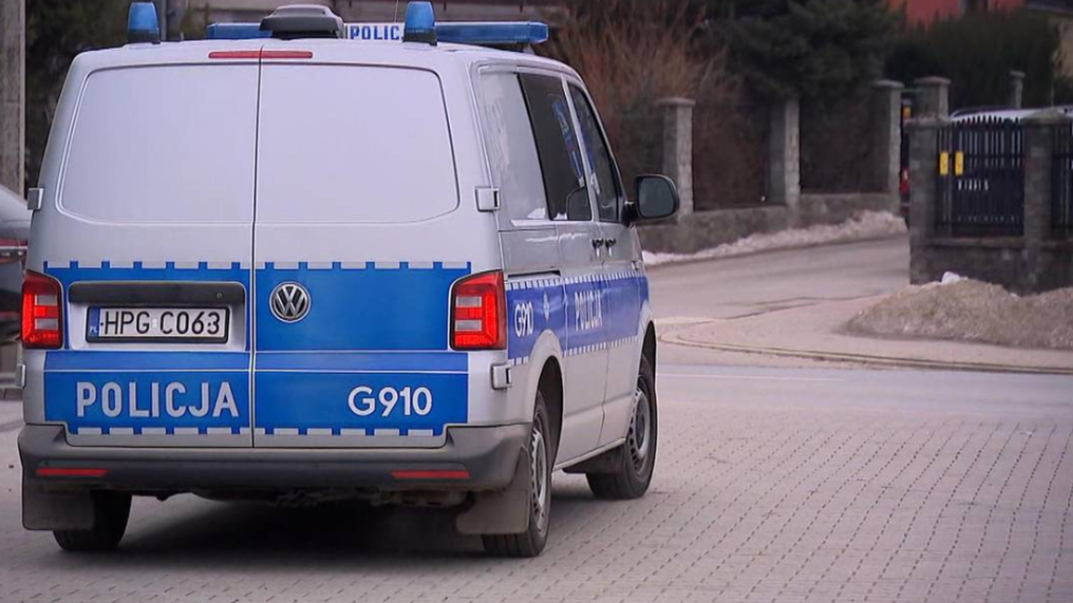 Radiow&oacute;z policyjny z napisem POLICJA