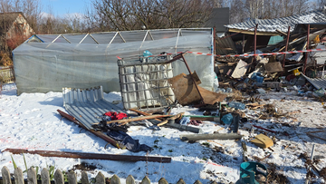 Zniszczony domek letniskowy i gruz na terenie ogr&oacute;dk&oacute;w działkowych po wybuchu.