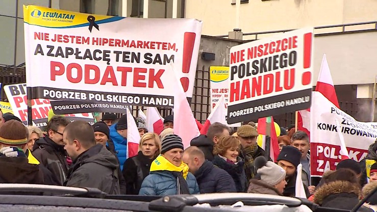 Protest handlowców przed Sejmem. Minister: być może wycofamy się z opodatkowania sobót