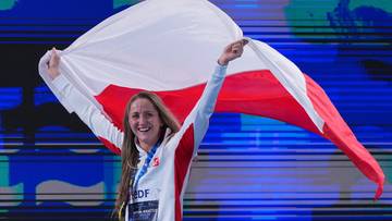 Katarzyna Wasick świętuje zdobycie medalu z polską flagą