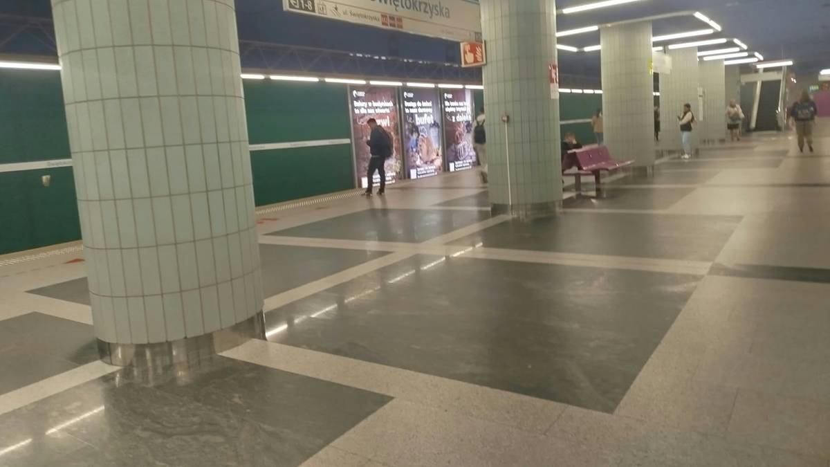 Puste przystanki i metro w Warszawie. Dzieci zostały w piątek w domach