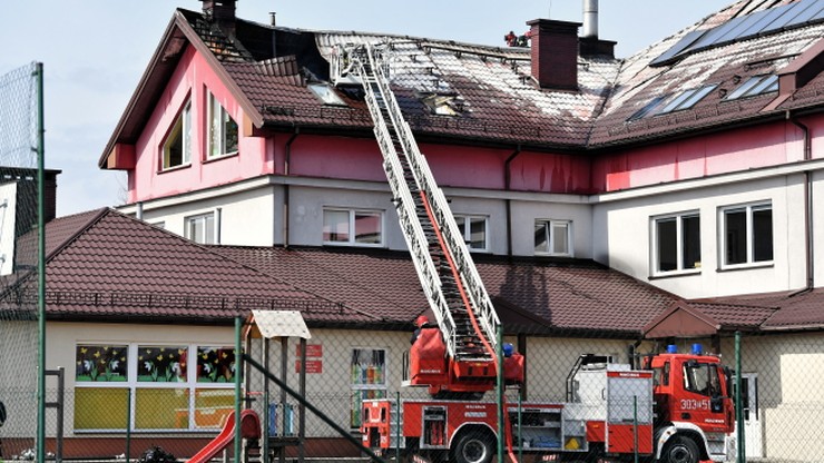 Pożar szkoły podstawowej w Cedzynie. Ewakuowano kilkanaście osób