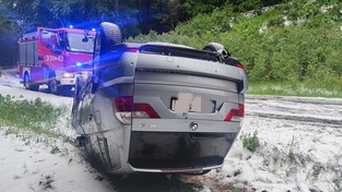 31.05.2022 05:56 Szokujący efekt potężnego gradobicia na Pomorzu. Samochód wylądował na dachu [ZDJĘCIA]