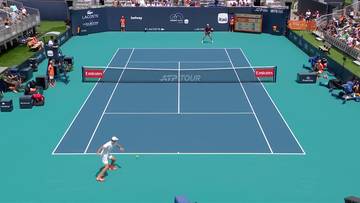 Hubert Hurkacz biegnie po korcie tenisowym, wykonując uderzenie podczas meczu.