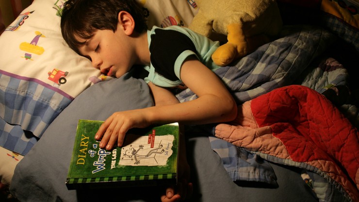 Naukowcy: dzieci trzeba zmuszać, żeby się wysypiały. Senność należy wywoływać regularnie