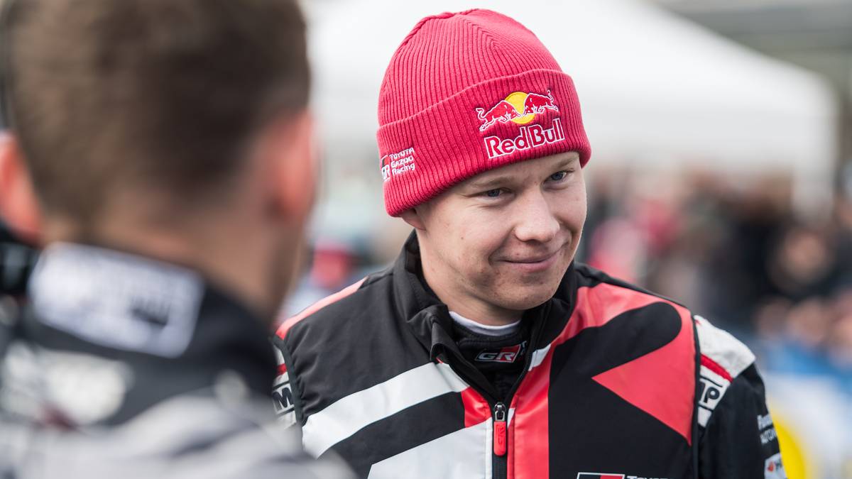 Kalle Rovanperä w czapce Red Bulla i kurtce rajdowej Toyota Gazoo Racing
