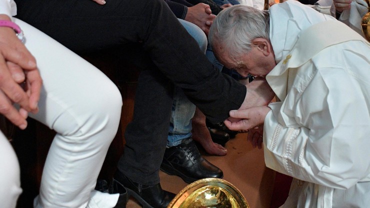 "To nie ceremonia folklorystyczna". Papież umył nogi więźniom