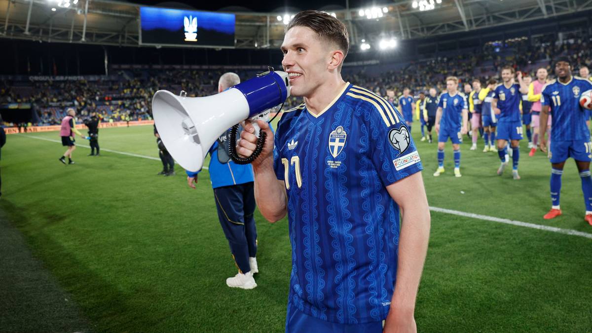 Piłkarz Viktor Gyokeres z megafonem na stadionie po meczu Szwecji z Ukrainą.