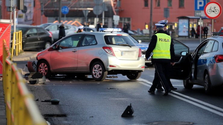 Zderzenie samochodów w Płocku. Zmarł mężczyzna uderzony przez spadający sygnalizator