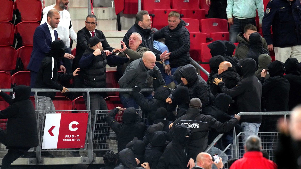 Ogromny skandal w Holandii! Ultrasi zaatakowali rodziny piłkarzy (WIDEO)