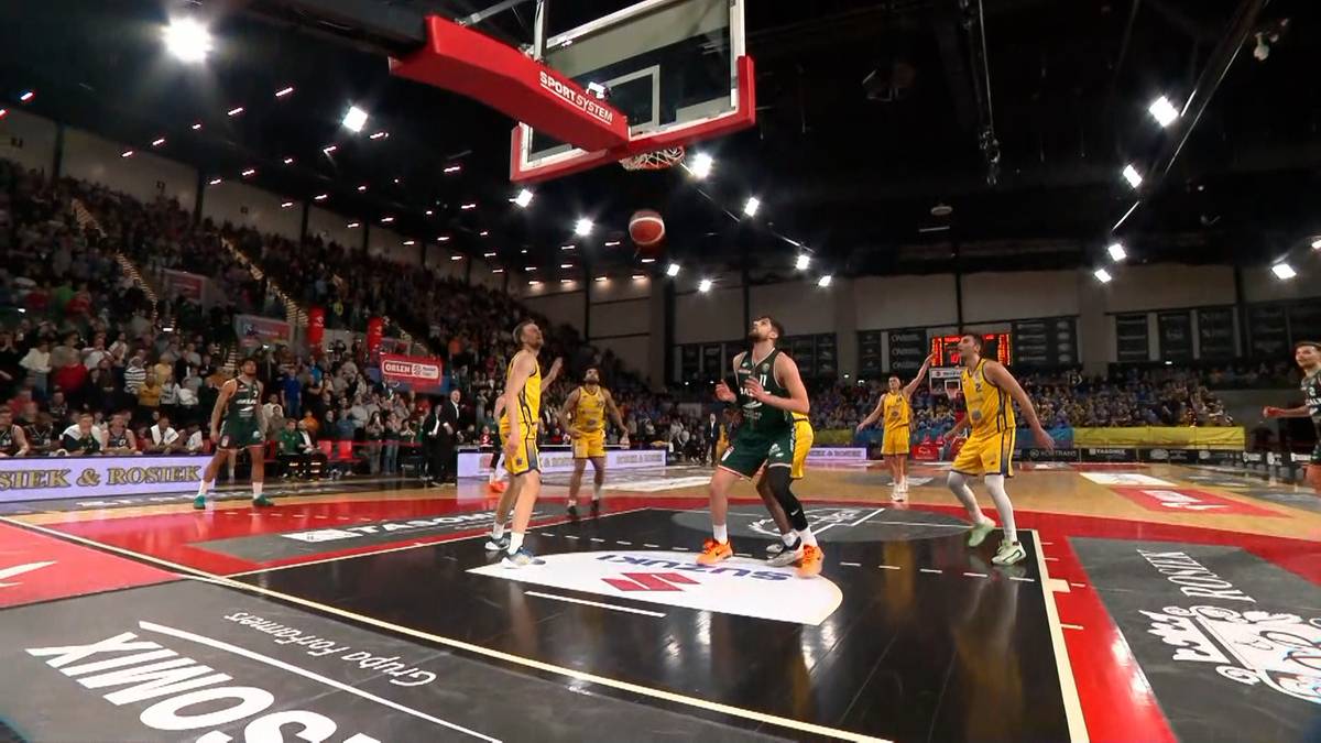 Mecz koszykówki pomiędzy Tasomix Rosiek Stal Ostrów Wielkopolski a WKS Śląsk Wrocław. Gracze w żółtych i zielonych strojach rywalizują na parkiecie.