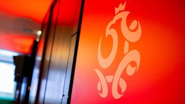 Logo Polskiego Związku Piłki Nożnej na pomarańczowym tle.