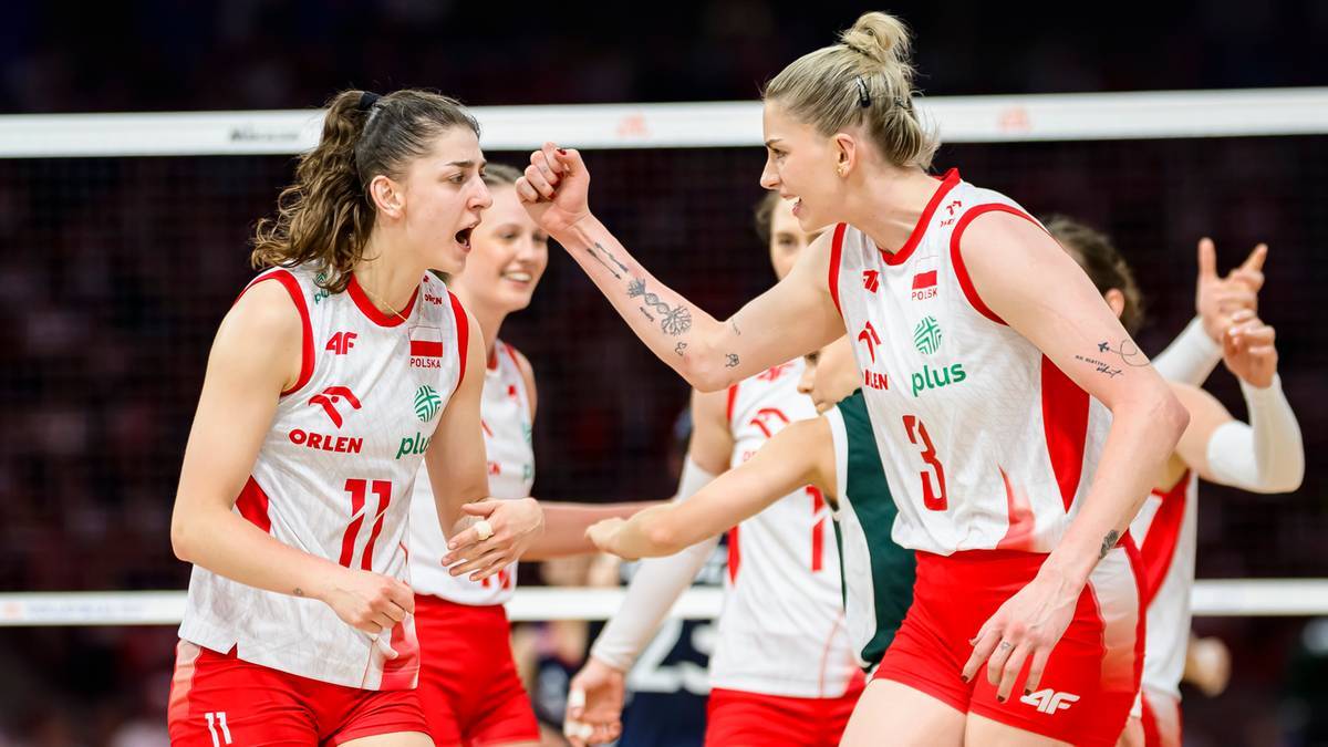 Dwie siatkarki w biało-czerwonych strojach cieszą się ze zwycięstwa, jedna z nich pokazuje zaciśniętą pięść.
