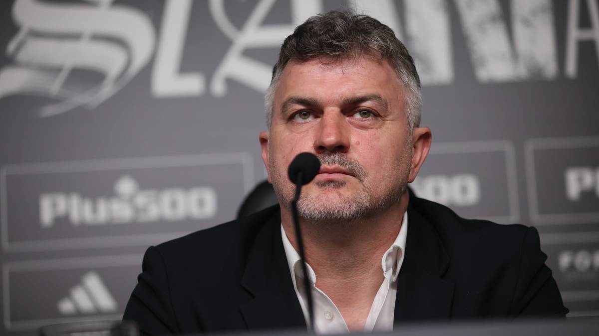 Michał Żewłakow podczas konferencji prasowej.