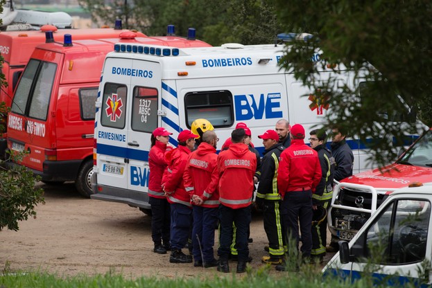 Na zdjęciu portugalskie służby ratunkowe na miejscu zdarzenia.